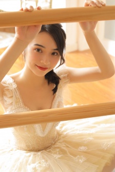 撩起白丝校花的短裙进入